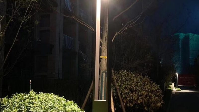 圆形发光面与长条形护眼台灯：如何选择更适合自己的照明解决方案**